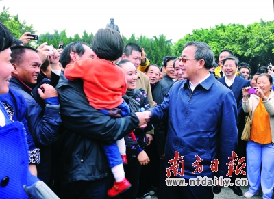 昨日，省委書記胡春華在深圳蓮花山與群眾親切交流。王輝羅文清攝src=