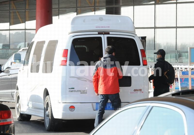 “潮爸”陳坤回京潮裝寸頭手持佛珠 閃電換裝酒店會友