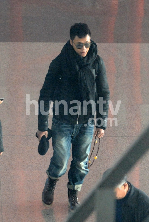 “潮爸”陳坤回京潮裝寸頭手持佛珠 閃電換裝酒店會(huì)友