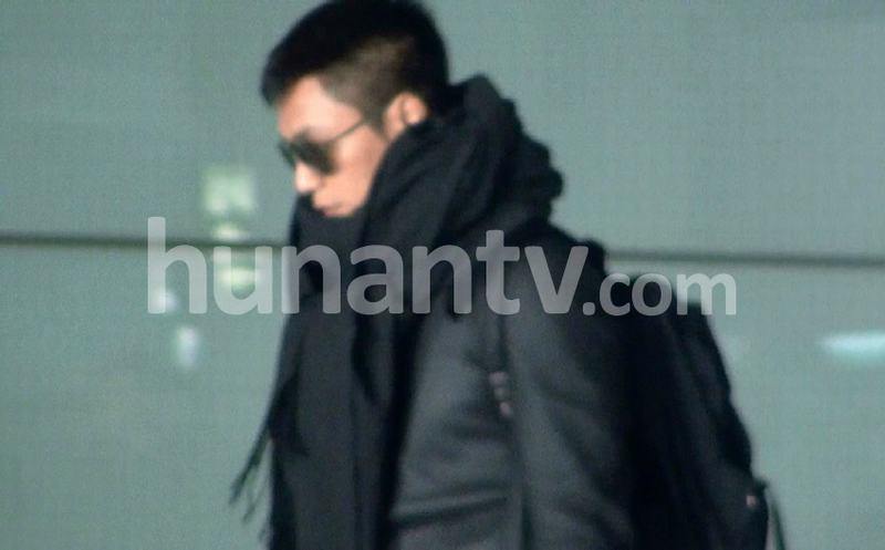 “潮爸”陳坤回京潮裝寸頭手持佛珠 閃電換裝酒店會友