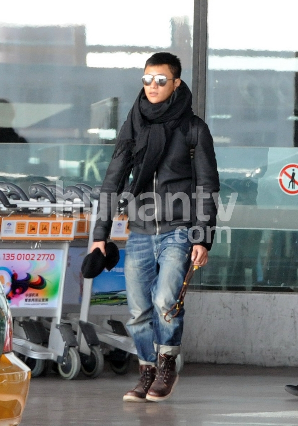 “潮爸”陳坤回京潮裝寸頭手持佛珠 閃電換裝酒店會(huì)友