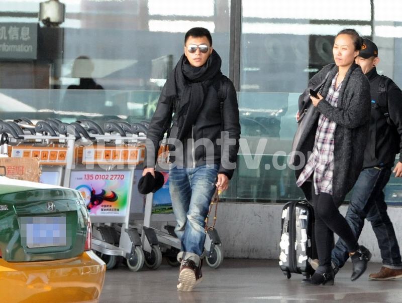 “潮爸”陳坤回京潮裝寸頭手持佛珠 閃電換裝酒店會(huì)友