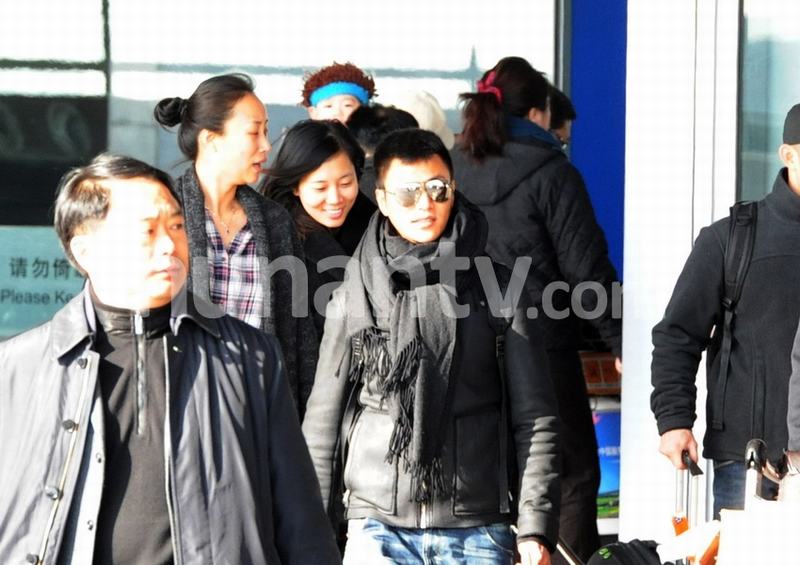 “潮爸”陳坤回京潮裝寸頭手持佛珠 閃電換裝酒店會(huì)友