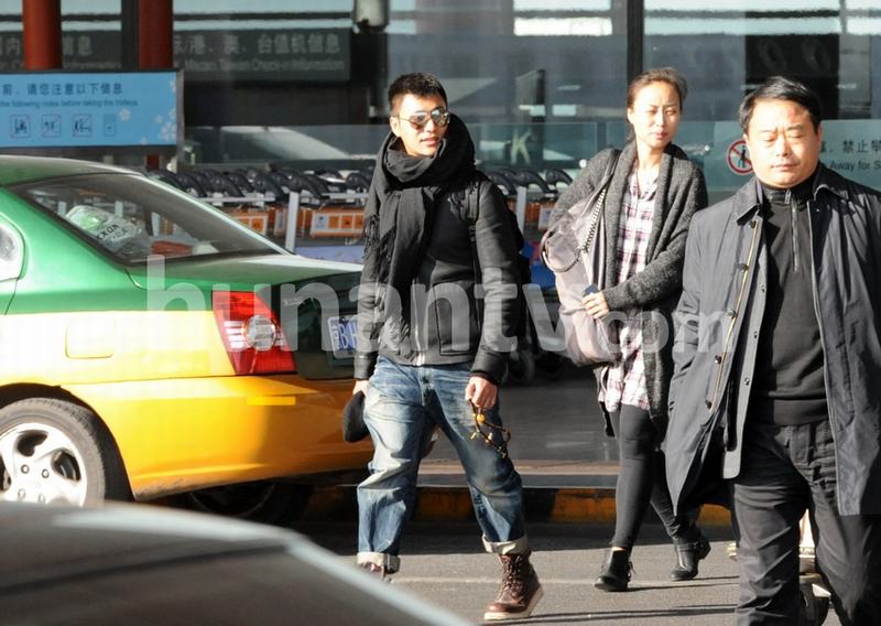 “潮爸”陳坤回京潮裝寸頭手持佛珠 閃電換裝酒店會友