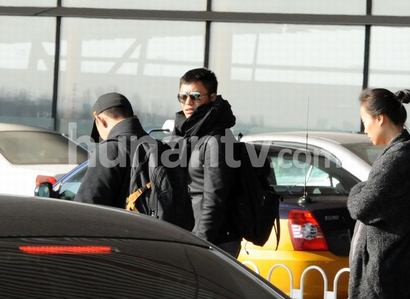 “潮爸”陳坤回京潮裝寸頭手持佛珠 閃電換裝酒店會(huì)友