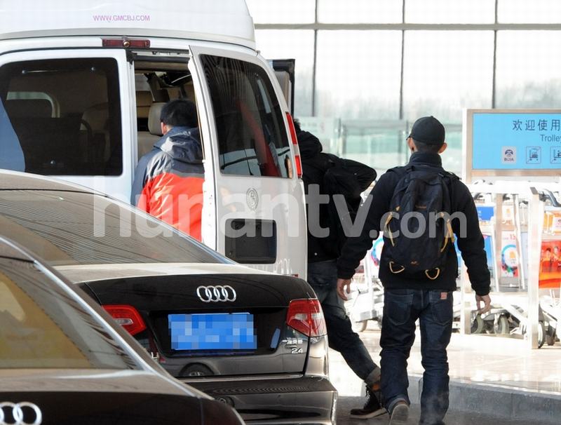 “潮爸”陳坤回京潮裝寸頭手持佛珠 閃電換裝酒店會(huì)友