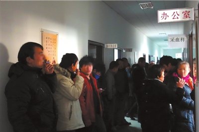 “血頭”組織學(xué)生及民工賣(mài)血抽成 獻(xiàn)血不經(jīng)體檢