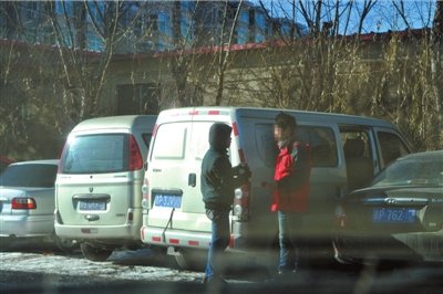 “血頭”組織學(xué)生及民工賣(mài)血抽成 獻(xiàn)血不經(jīng)體檢