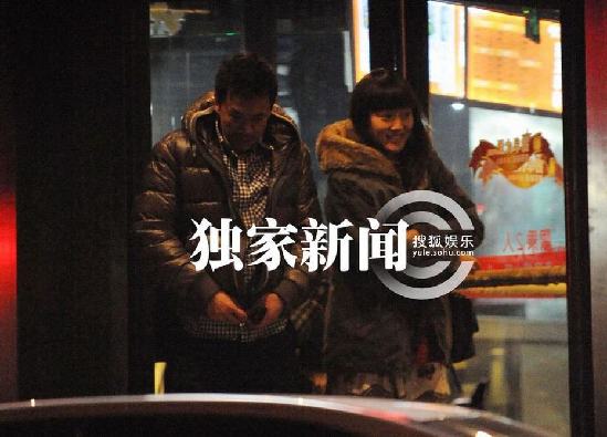 王學兵攜女友曖昧同歸