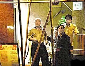 明星打記者內幕：謝霆鋒丑態(tài)被拍發(fā)飆 李亞鵬怒掐記者