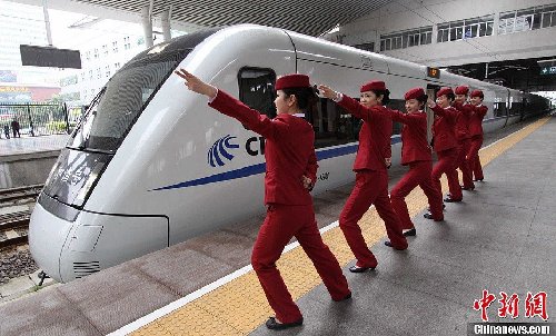 海西動姐擺出“動車style”，以良好的精神風貌迎蛇年春運 