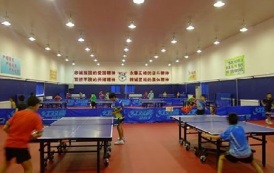 在魯能乒乓球青島訓(xùn)練基地，小隊(duì)員們?cè)诜e極訓(xùn)練  