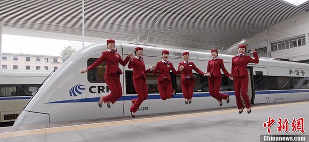 動(dòng)姐擺“動(dòng)車style”迎蛇年春運(yùn)