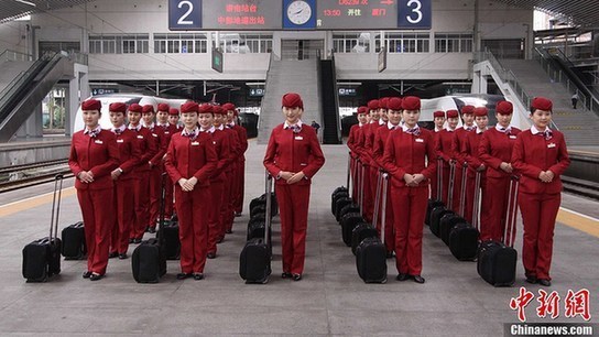 動(dòng)姐擺“動(dòng)車style”迎蛇年春運(yùn)