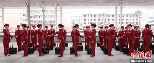 動姐擺“動車style”迎蛇年春運(yùn)