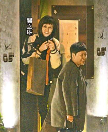 50歲關(guān)之琳被疑好事將近 把酒會友神采飛揚(圖)
