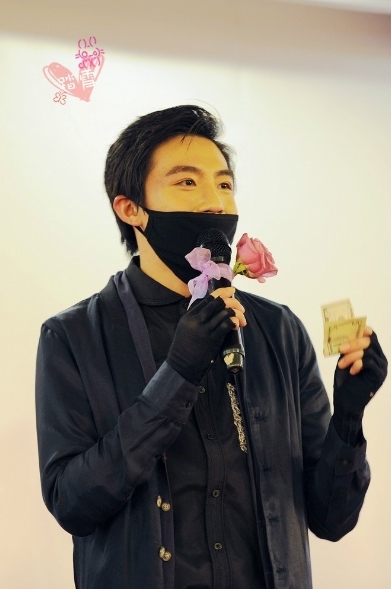 俞灝明生日會(huì)獲999粉玫瑰 戴面罩與粉絲熱擁現(xiàn)場照曝光