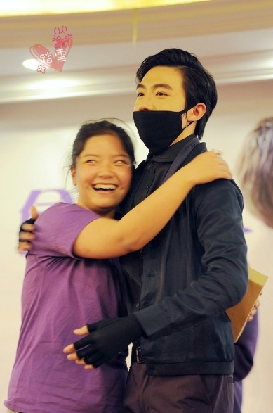 俞灝明生日會(huì)獲999粉玫瑰 戴面罩與粉絲熱擁現(xiàn)場照曝光