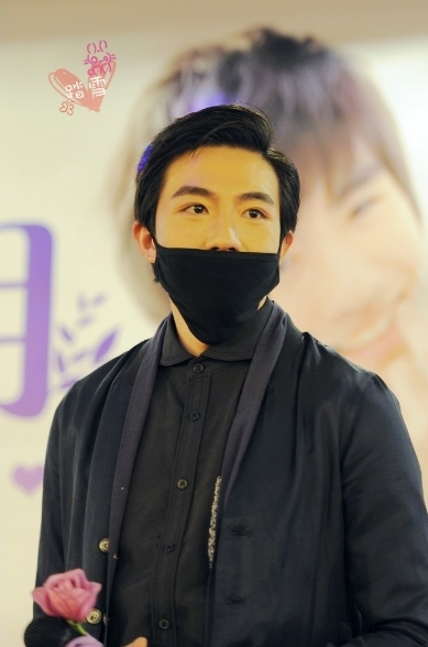 俞灝明生日會(huì)獲999粉玫瑰 戴面罩與粉絲熱擁現(xiàn)場照曝光