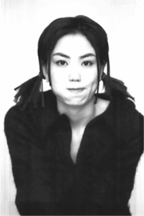 天后王菲賣(mài)萌記 玩街拍與自己俏皮合影 