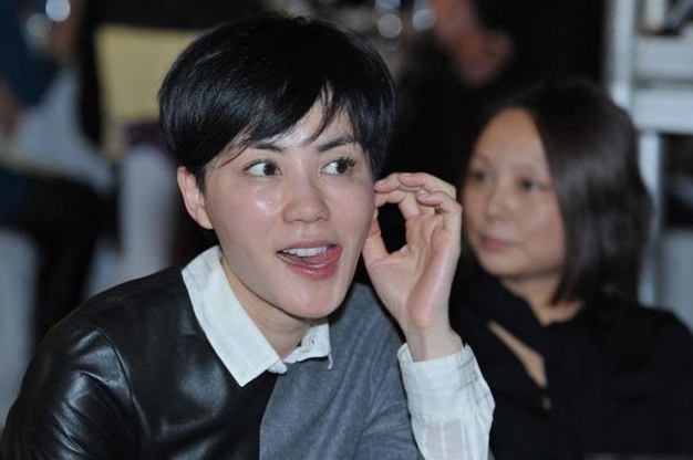 天后王菲賣萌記 玩街拍與自己俏皮合影 