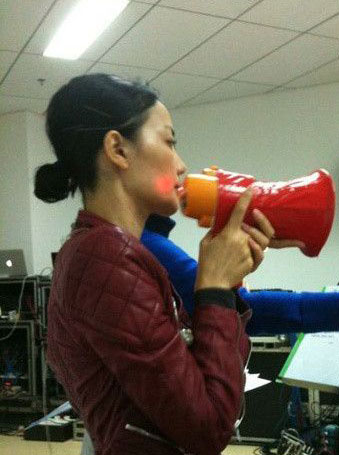 天后王菲賣(mài)萌記 玩街拍與自己俏皮合影 