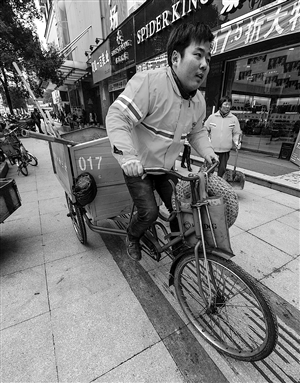 1月8日，被錄用為武義縣桐琴鎮(zhèn)基層公務(wù)員的巫康健騎著垃圾車前往另外一個(gè)街區(qū) 新華社發(fā)