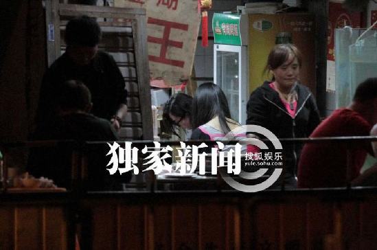 劉詩(shī)詩(shī)深夜街邊攤大閘蟹解饞 網(wǎng)友：粉絲送螃蟹最貼心