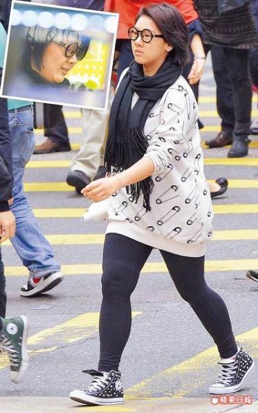 鄭欣宜飲食大失控，復(fù)胖后粗腰象腿、雙下巴（小圖）現(xiàn)形。