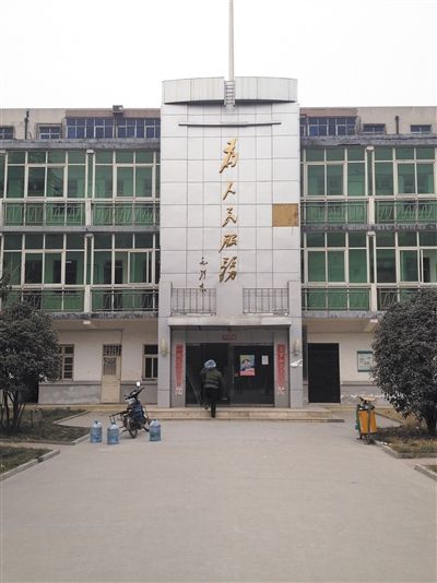 翟振鋒任二七區(qū)房管局長(zhǎng)期間，其“親屬公司”拿到3個(gè)經(jīng)適房項(xiàng)目。