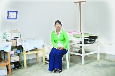 老三的愛人是當(dāng)?shù)匾幻t(yī)生，他們的小診所可以免費(fèi)為艾滋病人提供藥品，她身后是一個(gè)孕婦生產(chǎn)的手術(shù)臺。