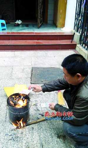 死者家屬在事發(fā)現(xiàn)場(chǎng)拜祭。南都記者 郭現(xiàn)中 攝