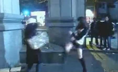 前晚8時(shí)許，在廣州市海珠區(qū)寶崗大道北的宏宇廣場，發(fā)生了驚險(xiǎn)一幕。一名女子先是朝空中撒錢，接著又拿出剪刀欲自殘。“美腿女俠”現(xiàn)身后，腳蹬高筒靴踢刀救自殺女子。(視頻截圖)