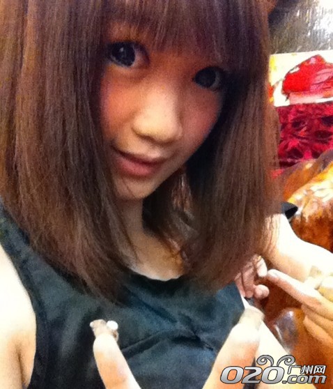 吳倩影的爸爸媽媽是做服裝生意的，平時穿得好一點。媽媽也喜歡“扮靚”，平時在學校的話，吳倩影還是很低調(diào)。