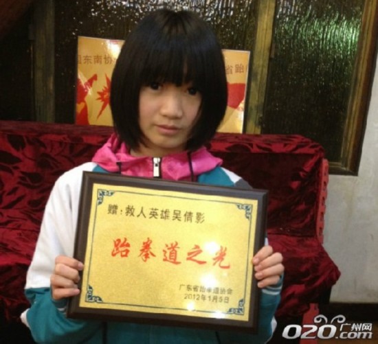 前晚8時許，在廣州市海珠區(qū)寶崗大道北的宏宇廣場，發(fā)生了驚險一幕。一名女子先是朝空中撒錢，接著又拿出剪刀欲自殘。“美腿女俠”現(xiàn)身后，腳蹬高筒靴踢刀救自殺女子。(視頻截圖)