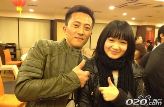 前晚8時(shí)許，在廣州市海珠區(qū)寶崗大道北的宏宇廣場，發(fā)生了驚險(xiǎn)一幕。一名女子先是朝空中撒錢，接著又拿出剪刀欲自殘。“美腿女俠”現(xiàn)身后，腳蹬高筒靴踢刀救自殺女子。(視頻截圖)