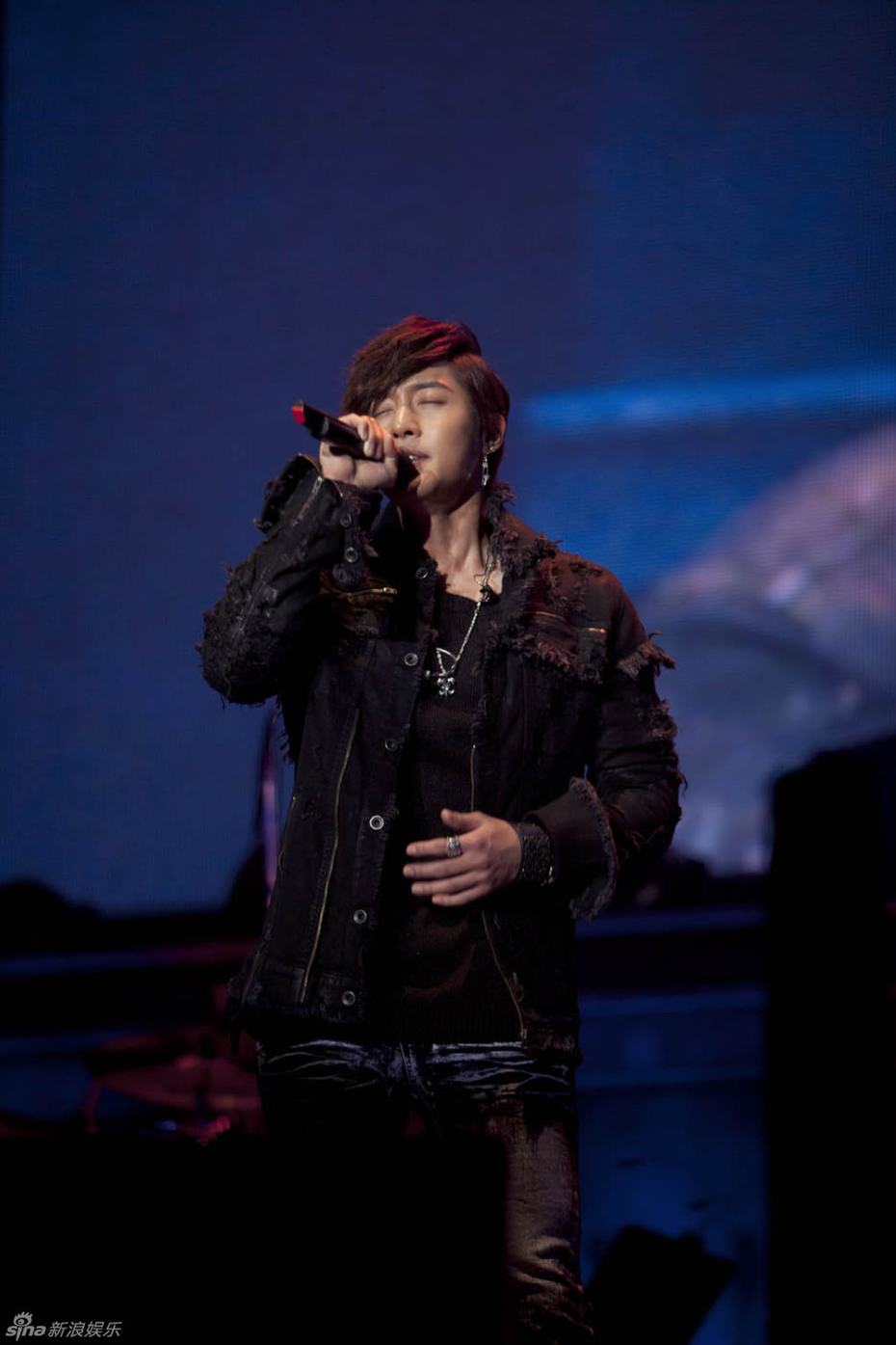 韓星金賢重日本演唱會(huì)2萬(wàn)粉絲擠爆會(huì)場(chǎng) 粉絲尖叫險(xiǎn)失控