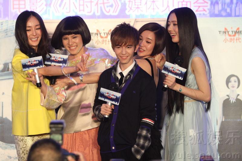 楊冪臺(tái)上踩掉鞋子狼狽蹲地 小明終得俯瞰美人