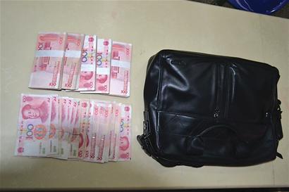 男子聚會(huì)后喝醉打車(chē) 5.2萬(wàn)現(xiàn)金落后座