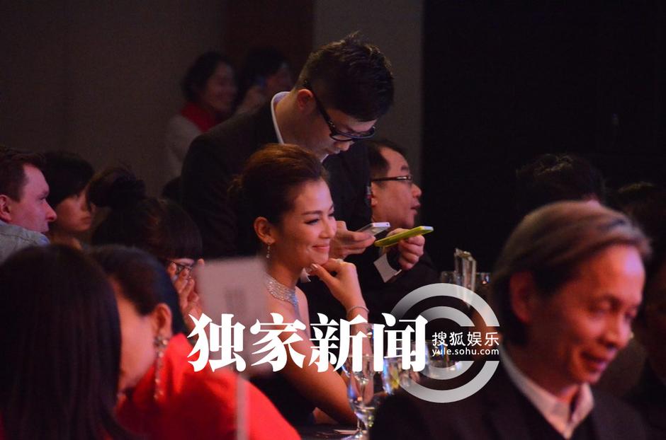 辣媽劉濤性感現(xiàn)身晚宴