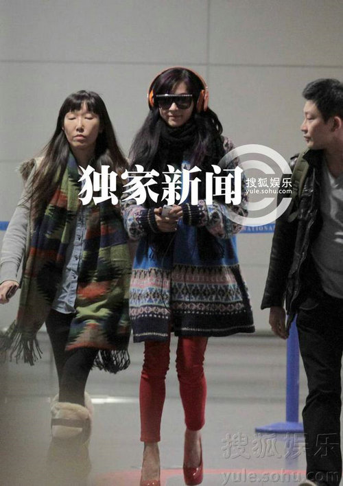 張柏芝現(xiàn)身獲贈(zèng)玩偶開心大笑