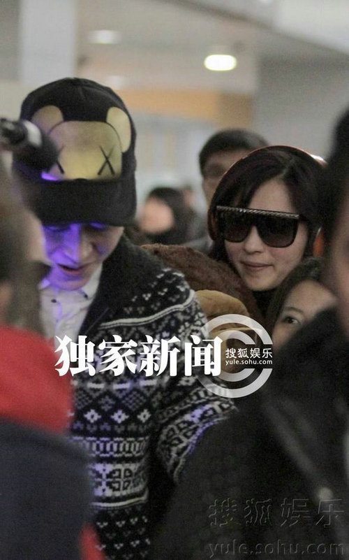 張柏芝現(xiàn)身獲贈(zèng)玩偶開(kāi)心大笑