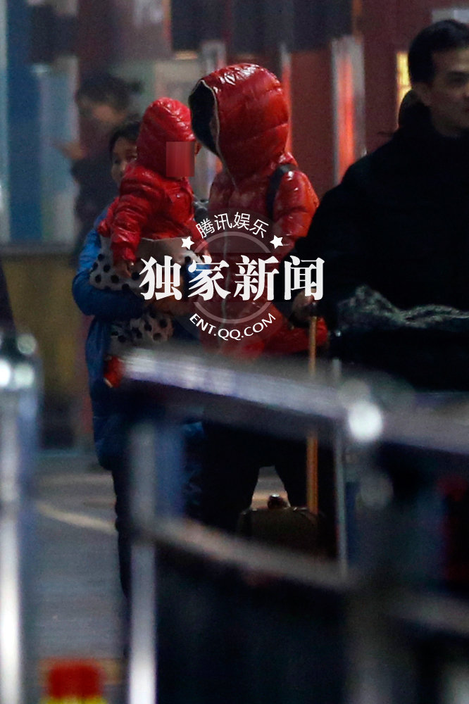 黃渤攜妻女度假歸來豪車返家 兩歲女兒正面照曝光