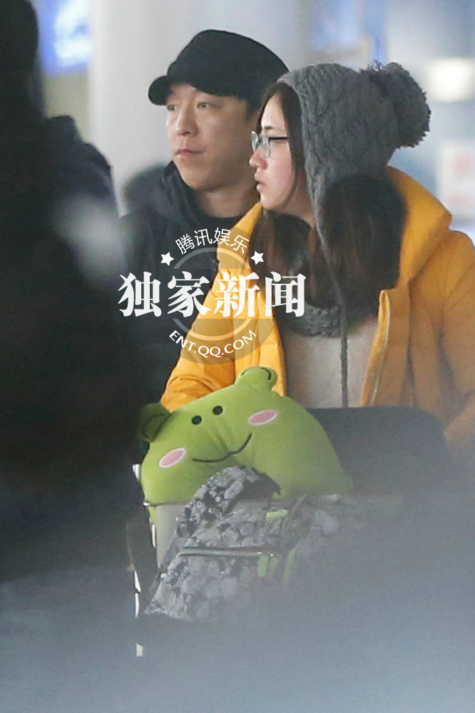 黃渤攜妻女度假歸來(lái)豪車返家 兩歲女兒正面照曝光