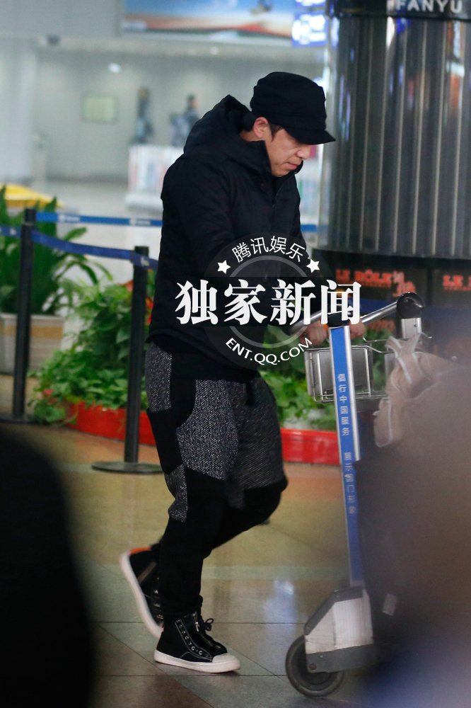 黃渤攜妻女度假歸來豪車返家 兩歲女兒正面照曝光