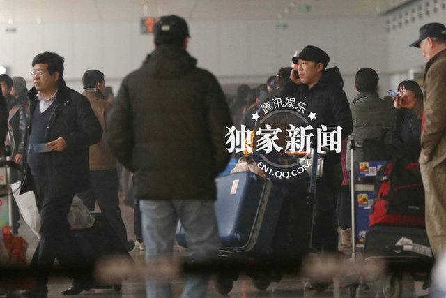 黃渤攜妻女抵京一家顯溫馨 打破婚變傳聞 