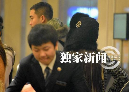 Angelababy離京帶雷鋒帽御寒 機(jī)場(chǎng)打哈欠顯不雅露疲態(tài)