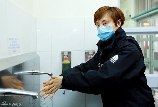 孫儷任“愛心大使”探訪黑熊 “甄嬛”握熊掌痛心落淚