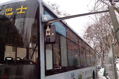 三米鋼槽插進(jìn)駕駛室 三米鋼槽插進(jìn)駕駛室