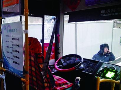 三米鋼槽插進(jìn)駕駛室 三米鋼槽插進(jìn)駕駛室